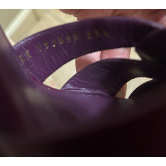 ❤️❤️ EUC YVES SAINT LAURENT
Patent Leather T-Strap Sandals
❤️❤️ - Picture 6 of 6